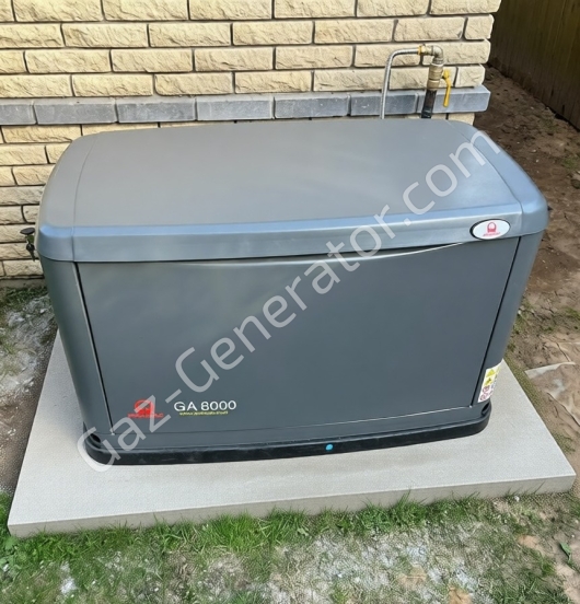 Газовый генератор Pramac GA8000 на бетонной плите 